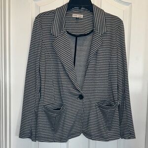 Chic Houndstooth Blazer in Black and White